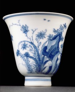 Puolimunankuorinen dekantterilasi, Kangxi-merkki ja aikakausi 1662-1722 (posliini sinisellä aluslasituksella) (katso 142601, alapuoli katso 142558)