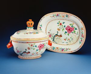 Tureen, kansi ja jalusta maalattu Double Peacock -kuviolla, Qianlong-kausi (1736-95) (posliini)