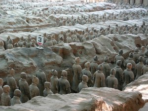 Xianin museo, kuoppa, jossa on sotureita ja terrakottahevosia keisari Shi Huangdin haudasta tekijältä Chinese School