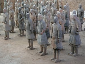 Xian-museo, terrakottasoturit keisari Shi Huangdin haudalta tekijältä Chinese School