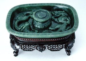 Keisarillinen kuppiteline, Qianlong (kivi ja puu) (katso myös 193853)