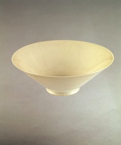 Yung lo viinikuppi Ching-te-Chenin uuneista, n. 1403-25 (posliini)