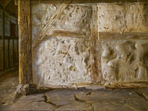 Kalkkivalkaistu ja puolipuurakenteinen seinä tekijältä Christen Dalsgaard