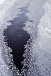 Tumma vesi jään läpi tekijältä Christina Sillen