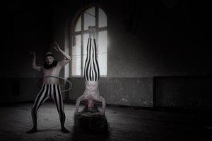 Dark Circus -käsilläseisonta tekijältä Christine von Diepenbroek