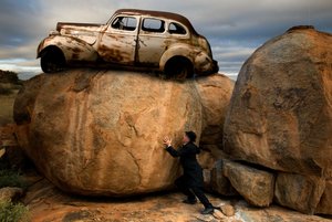 Mies työntää autoa Boulderissa tekijältä Christine von Diepenbroek