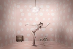Vaaleanpunainen, pilkullinen flamingotanssija tekijältä Christine von Diepenbroek
