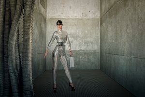 Tyylikäs, futuristinen nainen