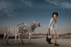 Surrealistinen muotimaisema autiomaassa tekijältä Christine von Diepenbroek