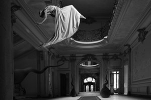 Surrealistinen unelma kelluvasta kartanosta tekijältä Christine von Diepenbroek