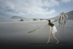 Surrealistinen mustekala-rannankulkija tekijältä Christine von Diepenbroek