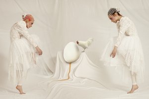 Surrealistiset naiset ja muna tekijältä Christine von Diepenbroek