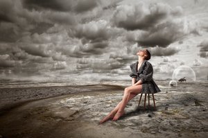 Nainen surrealistisessa autiomaassa tekijältä Christine von Diepenbroek