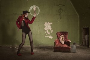 Naisen surrealistinen kupla tekijältä Christine von Diepenbroek