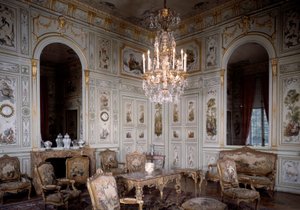 Näkymä Chateau de Champs sur Marnen suuresta olohuoneesta. Koristeli Christophe Huet (1700-1759)