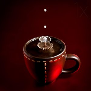 Kahvi-maito-splash tekijältä Christophe Kiciak