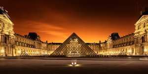 Louvren pyramidin yökuva tekijältä Christophe Kiciak