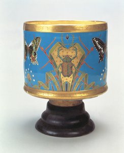 Jardiniere koristeltu kloisonnea jäljittelemällä kovakuoriaisilla ja perhosilla, Minton & Co., 1867 (posliini puupohjalla)