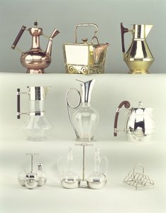 Yläosa, L-R: Oriental Coffee Pot, Benham & Froud, n. 1888 (messinki, kupari ja puu); Japanese Rivetted Square Teapot, Benham & Froud, n. 1888 (kupari ja messinki); Claret Jug, Richard Perry, Son & Co., n. 1880