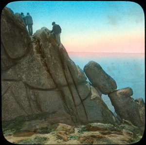 Logan Rockin kiipeäminen lähellä Treenia Cornwallissa 1800-luvun lopulla tai 1900-luvun alussa.