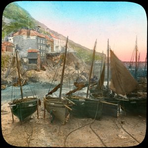 Kalastuslaivasto laskuveden aikaan, Polperro, Cornwall, 1800-luvun loppu tai 1900-luvun alku