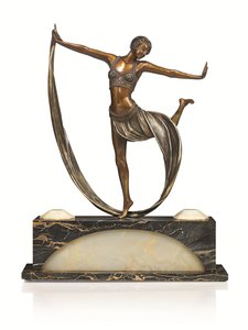 Art Deco -hahmo valaistulla pohjalla, "Espirit de Josephine Baker", n. 1925 (patinoitu ja kylmämaalattu pronssi) tekijältä Claire Jeanne Roberte Colinet