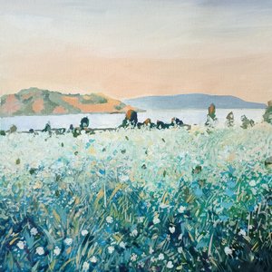 Veden äärellä kukkivat valkoiset luonnonkukat tekijältä Claire Whitehead