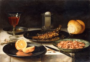 Silli kapriksien ja viipaloitu appelsiini lautasilla ja kulho katkarapuja pöydällä,