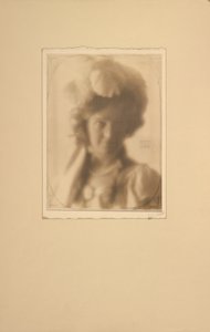 [Naisen muotokuva puvussa] tekijältä Clarence H. White
