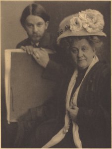 Alvin Langdon Coburn ja hänen äitinsä, noin 1909 (kuva).