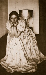 Tyttö kukkaisessa mekossa, n. 1910 (syväpaino)