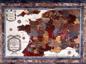 1600-luvun Ranskan kartta, jossa eri alueiden decoupage. Pöytä ebene Napoleon III tukee kovista kivistä, marmorista ja albatresta koostuvaa mosaiikkitasoa, joka edustaa Ranskaa noin 1684. Pöytälevy on osa Marie-Antoinetten huonekaluja Grand Trianonissa. tekijältä Claude-Antoine Couplet