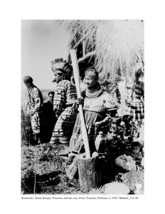 Annie Jumper Tommie käytti huhmaretta ja survinta maissijauhojen valmistukseen, ja hänen poikansa Tony Tommie kotkan höyhenpäällään, 5. helmikuuta 1927