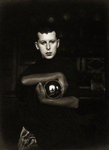 Omakuva, n.1927 (gelatiinihopeatuloste) tekijältä Claude Cahun