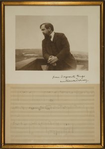 Käsikirjoitussivu kappaleeseen "King Lear", jossa Emma Debussyn kaiverrettu muotokuva, joulukuu 1904 (kynä paperille ja mustavalkokuva) tekijältä Claude Debussy