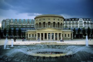 Arkkitehtuuri: näkymä Rotunda de la Villette (Rotunda Ledoux) (1784-1789), jonka on tehnyt arkkitehti Claude Nicolas Ledoux (1736-1806). Pariisi, Place Stalingrad.