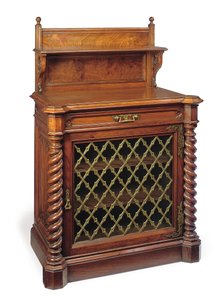 Keskiviktoriaaninen goottilainen kaiverrettu pähkinä- ja messinkiin asennettu sivukaappi, 1800-luvun loppu (pähkinä & messinki)