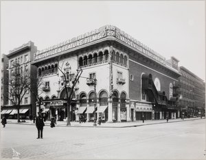 Valtava teatteri, jossa on taidokas julkisivu, jossa on maurilaisia kaaria ja parvekkeita. Rakennuksen katolla olevassa suuressa kyltissä lukee "B.S. Moss Regent Theatre Vaudeville & Feature Films". Olga Petrovan elokuvassa 