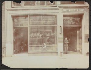 Ensimmäisen kerroksen julkisivu 122-124 E. 25th Street, Camera Building, American Cinephone Company, American Kinograph Company ja ovimies, New York tekijältä Company Byron