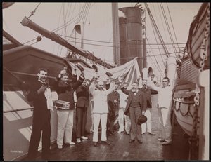 Upseerit ja miehistö paahtamassa samppanjalla ja sikareilla S.S. "Umbrian" kannella, n. 1897 (m/v kuva)