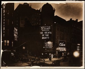 Casino Theatre yöllä, väkijoukkoja ja autoja ja rakennustyöläisiä kaivamassa kadulla, Broadway ja 39th St., New York, n. 1915 (m/v kuva) tekijältä Company Byron