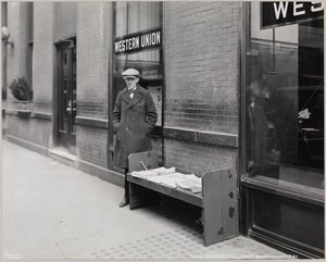 Sokea lehtikauppias Frederick Rode Broadwayn ja 41st St:n kaakkoiskulmassa. Roden takana olevassa ikkunassa näkyy Western Unionin kyltti. tekijältä Company Byron