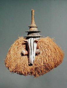 Zoomorfinen maski (puu ja kuitu) (katso myös 181650, 181651)