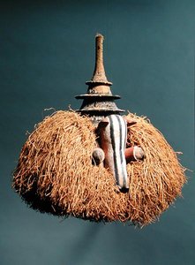 Zoomorfinen maski (puu ja kuitu) (katso myös 181650, 181652)