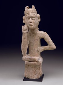 Istuva mieshahmo (ntadi), 1800-luvun loppu tai 1900-luvun alku (steatiitti)