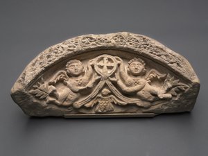 Lunette ja kaksi enkeliä tukemassa riipusristiä, 400s (kalkkikivi) tekijältä Coptic