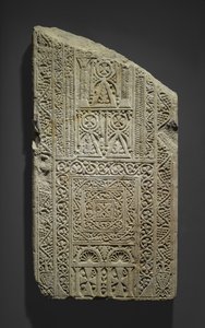Fragmentaalinen stela, mahdollisesti löydetty Esnasta, 7.-8. vuosisadalla (kalkkikivi, jossa on kipsijälkiä) tekijältä Coptic Coptic