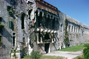 Diocletianuksen palatsin pohjoismuuri ja Porta Aurea, noin 300 jKr