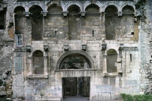Porta Aurea Diocletianuksen palatsissa. noin 300 jKr