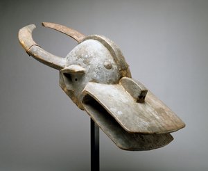 Pensaslehmän kypäränaamari (Vara Society), Länsi-Sudan, Saharan eteläpuolinen Afrikka, 1800-luvun loppu (puu, uhrimateriaalit, metalli, naulat ja eläimen nahka) tekijältä Culture Chamba